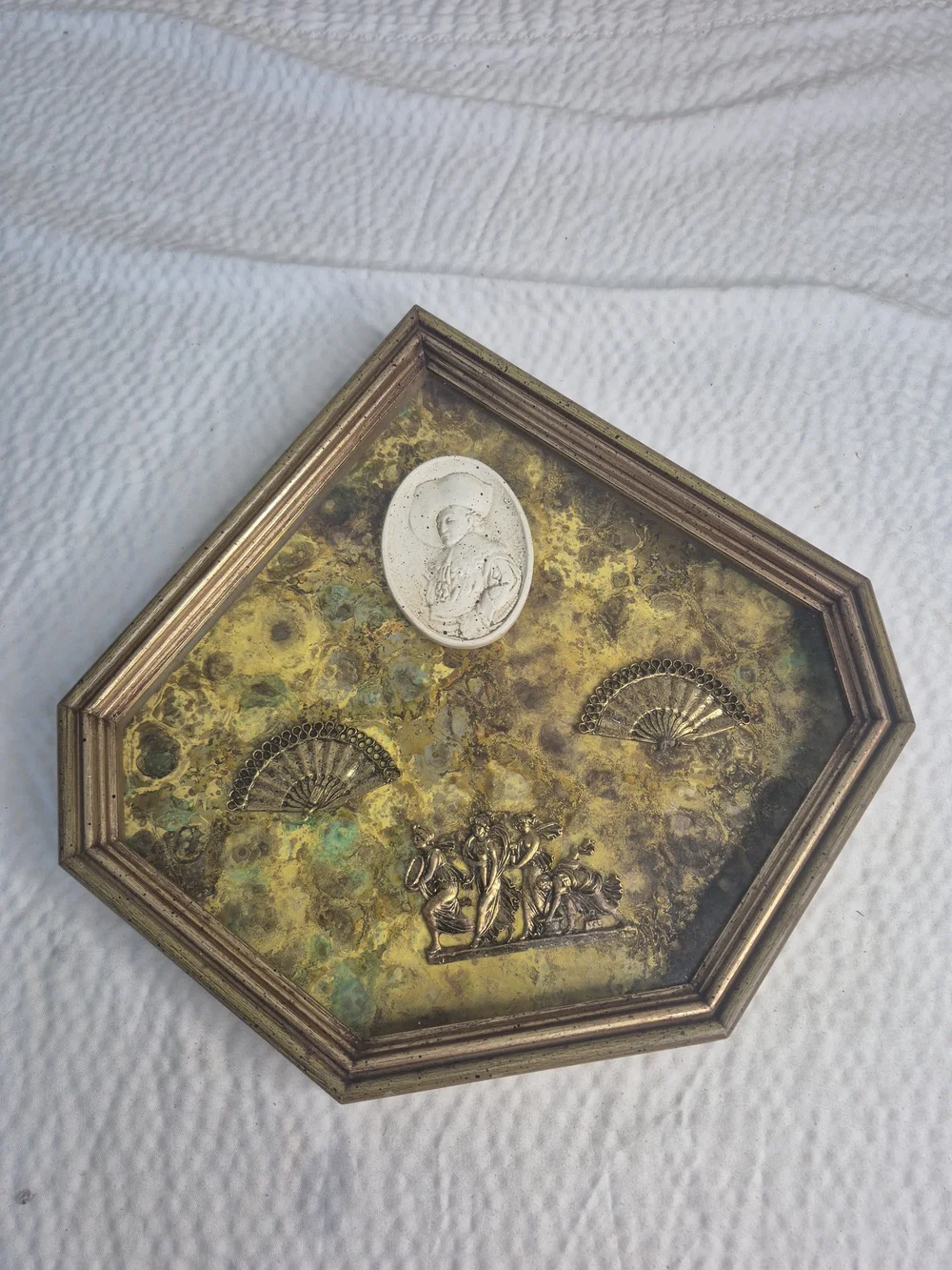 Shadow Box Vintage Dorado Con Elementos Clasicos Y Camafeo, Decoracion Mind _...